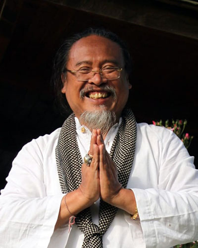 Ratu Hands at prayer